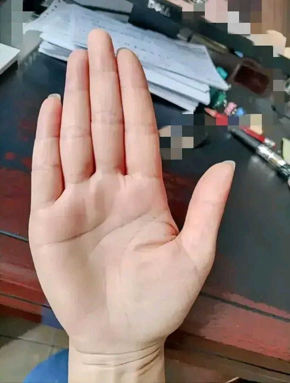 同桌的奶奶会看手相,她叫我把右手掌伸出来给她看