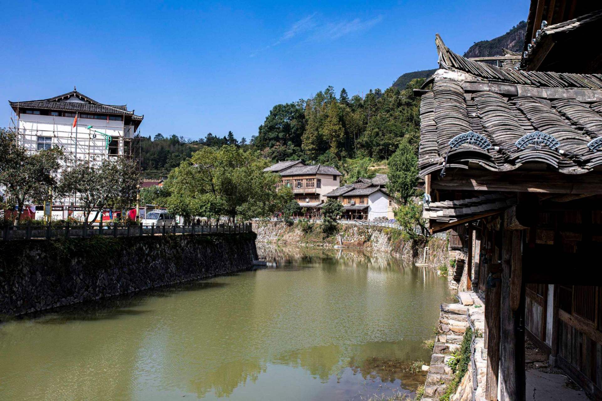 泰顺位于浙江省南部,北接文成,西临景宁,因地形崎岖多山,素有"九山半