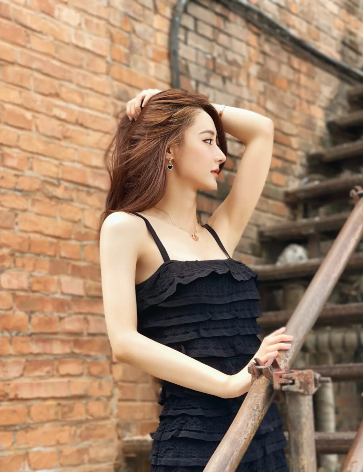 马泽涵黑色吊带连衣裙穿出新风格,新时尚.