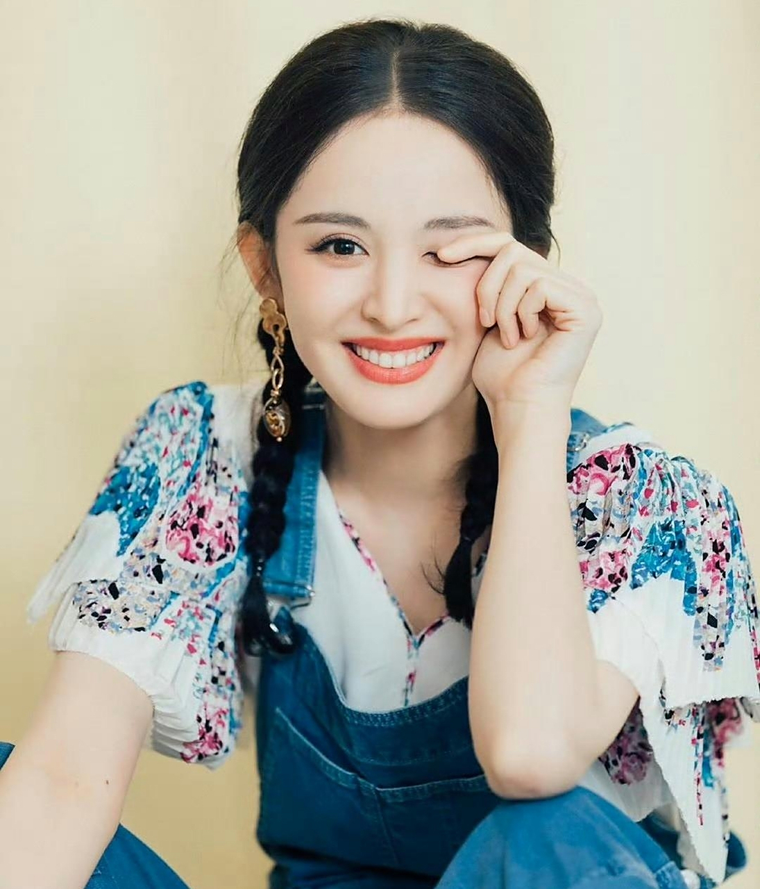 古力娜扎好漂亮,牛仔背带裤配双麻花辫,清纯俏皮,可爱灵动,满满的少女