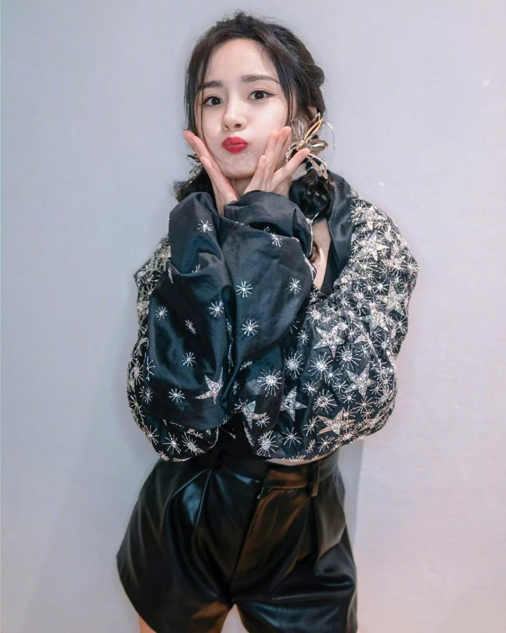 杨幂的卖萌嘟嘟嘴剪刀手"六连拍",元气活力满满,美成少女