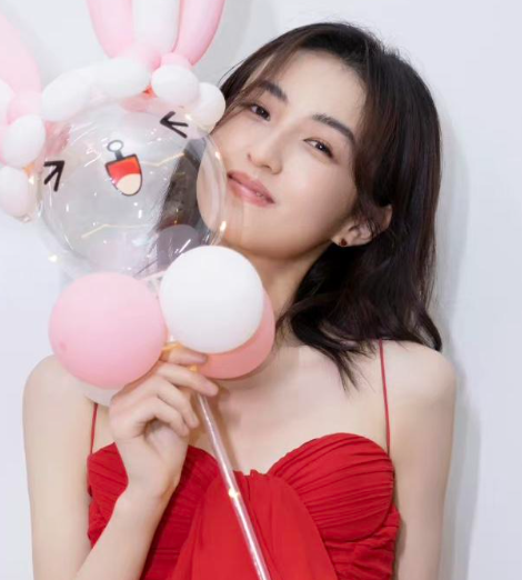 张子枫:三亿网友都在讨论她的胸,这胸碍了谁眼睛了?