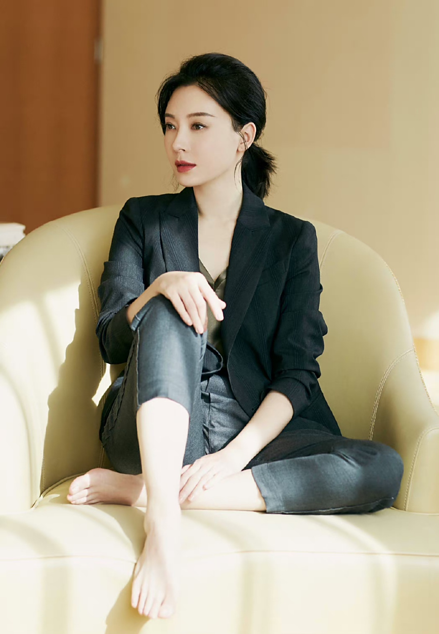 演员陈数光脚摆拍照,果然成熟的女人更有韵味