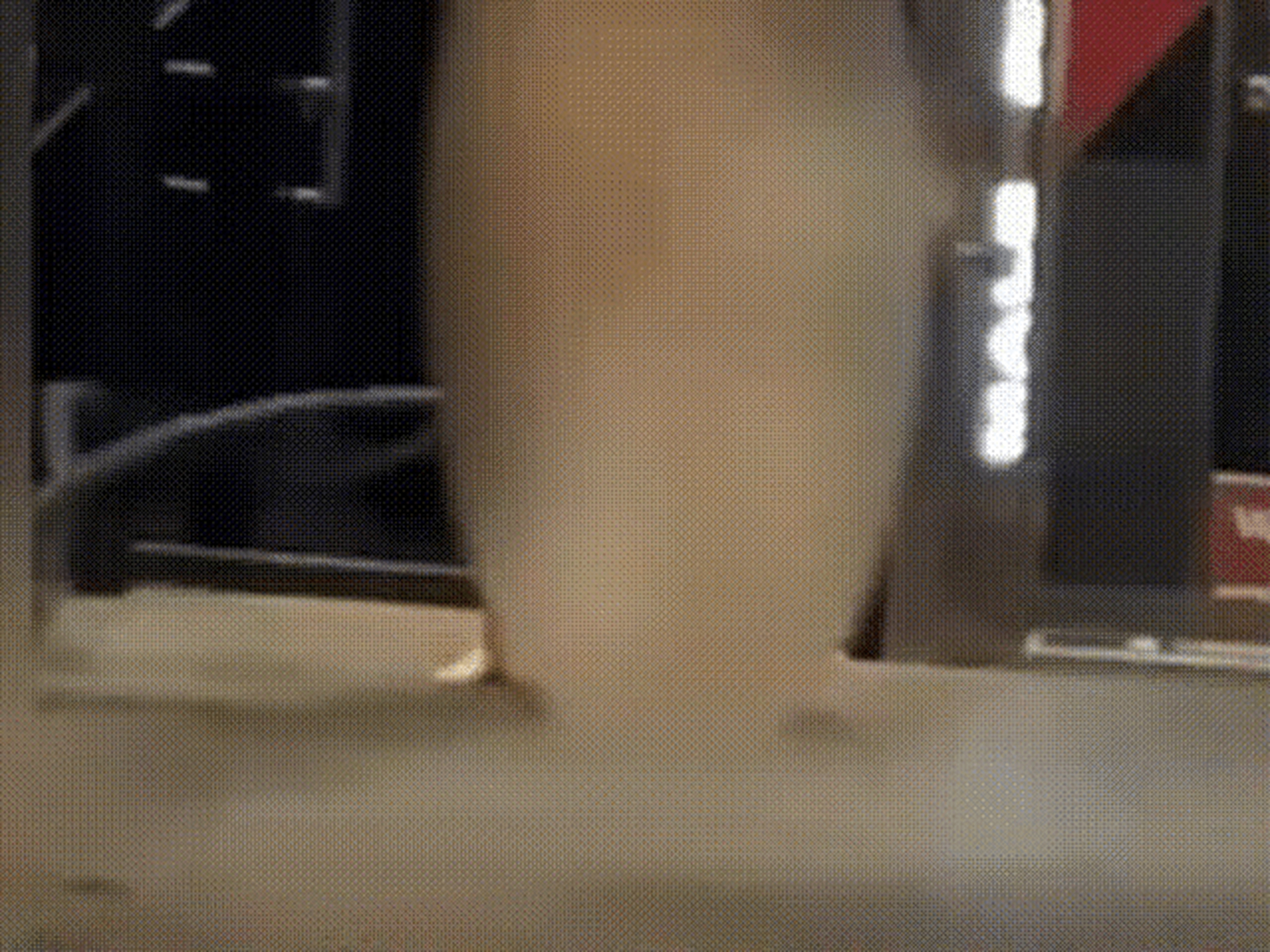 女子全裸大闹健身房 画面不堪入目 知情人透露,这场闹剧的起因,竟然是