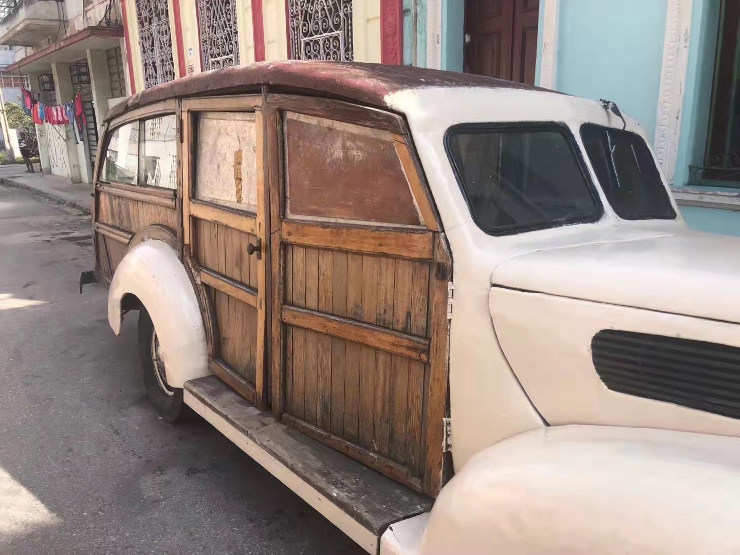 到古巴旅游,看到满大街50年代的老爷车:一辆老爷车售价5万美金