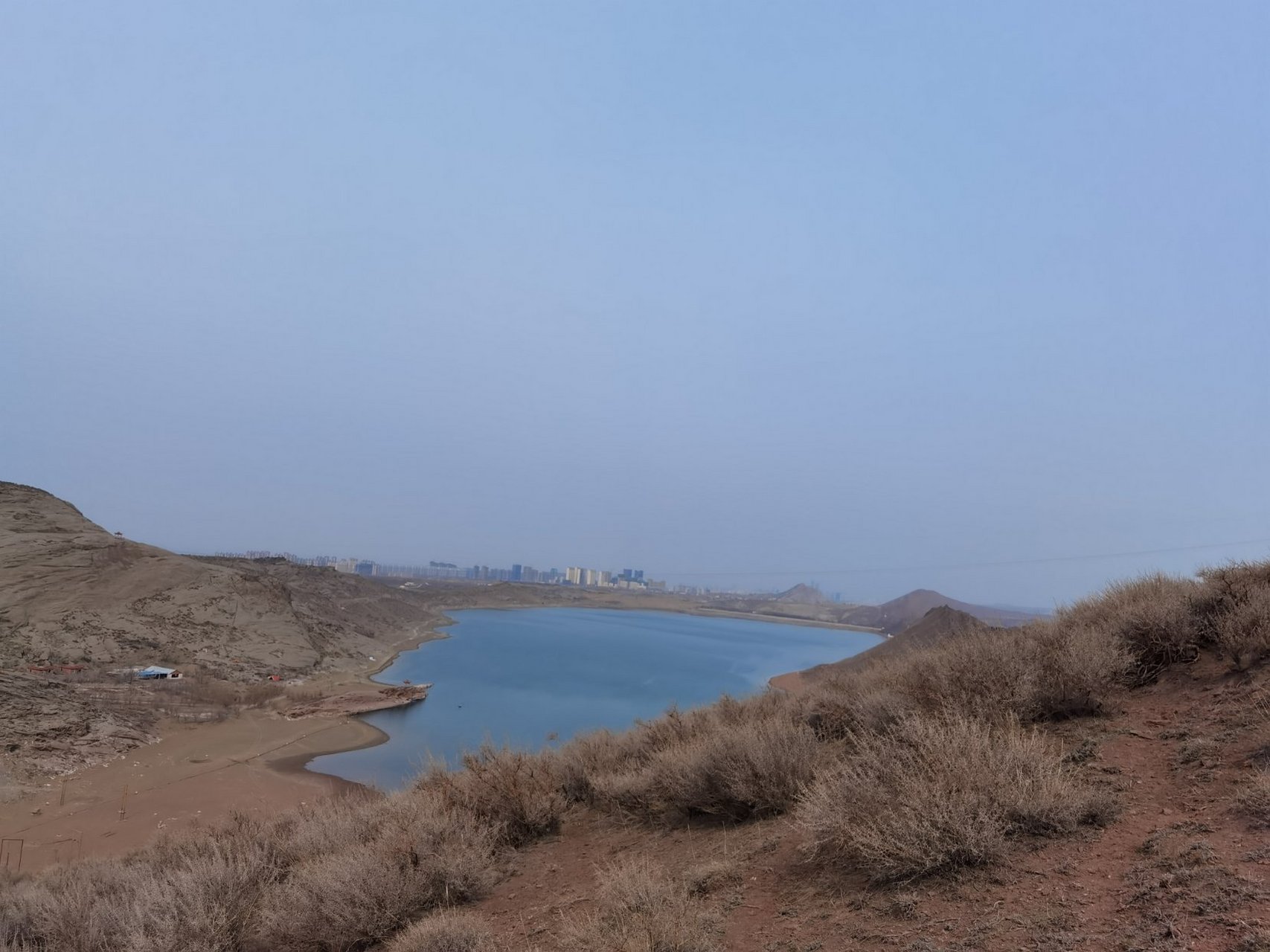 站在山上鸟瞰红岩水库真是美极了,四周岩石为暗红色,故名红岩水库,到