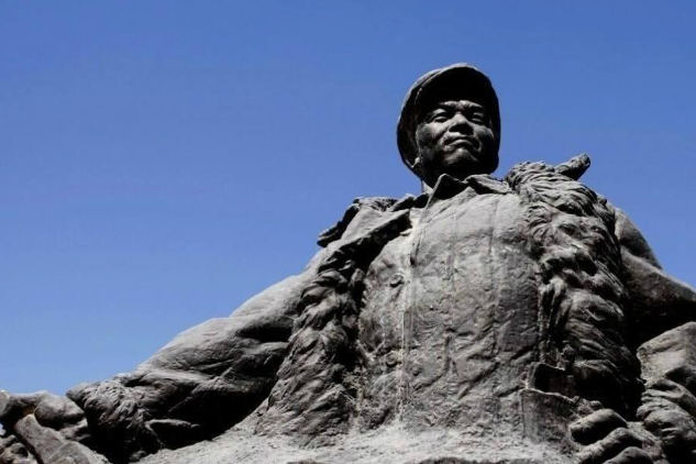 玉门市曾是丝绸之路上的重要城市,如今老城区显得荒凉