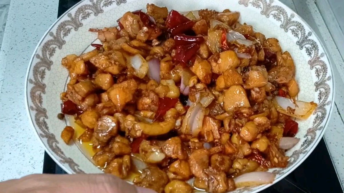 麻辣鸡丁炒法简单,鸡丁香嫩味美,酒桌上的美味下饭的美食
