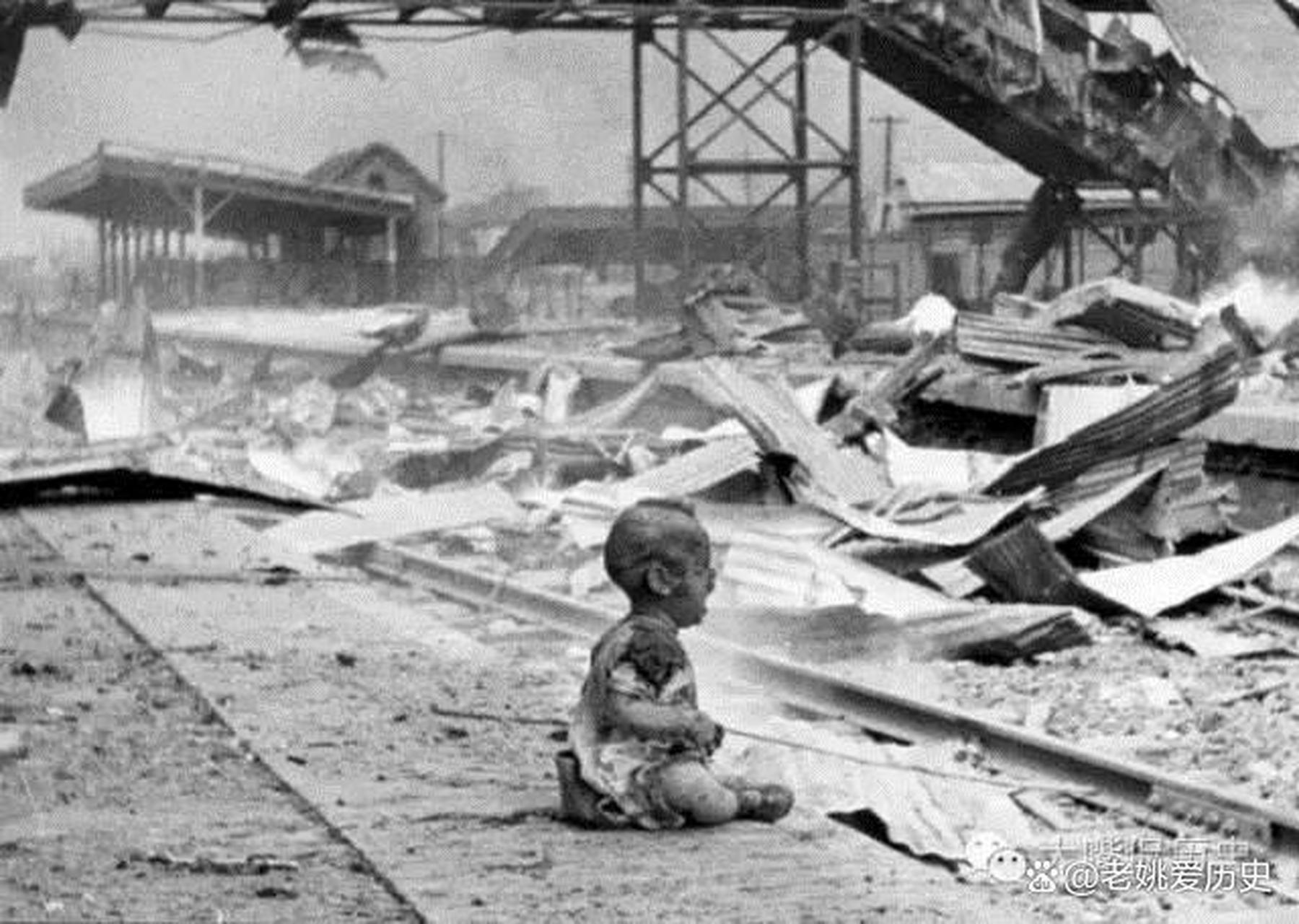 1937年,一张名为《上海南站日军空袭下的儿童》的照