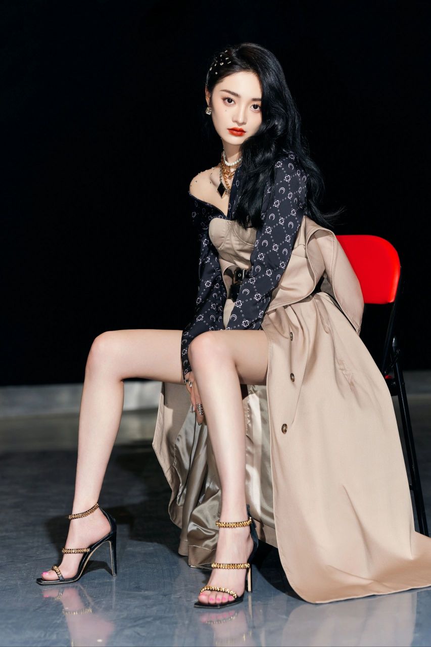 周洁琼美腿高跟,长发红唇美艳动人|||不规则长裙 在走动和坐着时 将