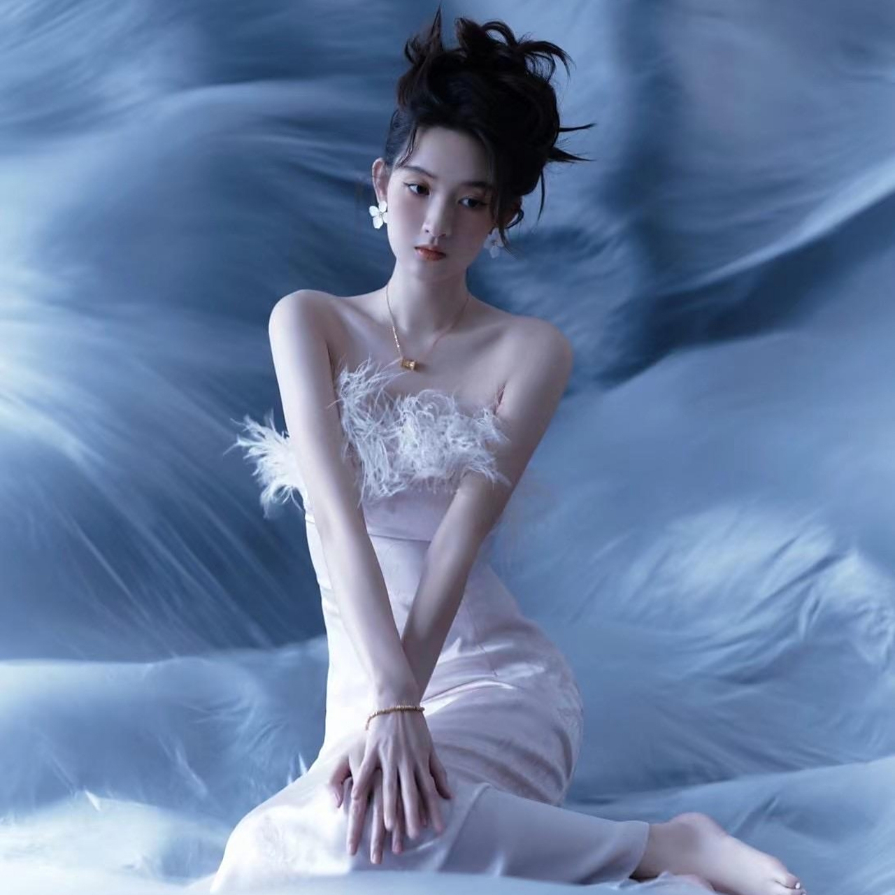 王玉雯是一位美丽动人的女演员,她拥有清秀的面容和独特的气质.