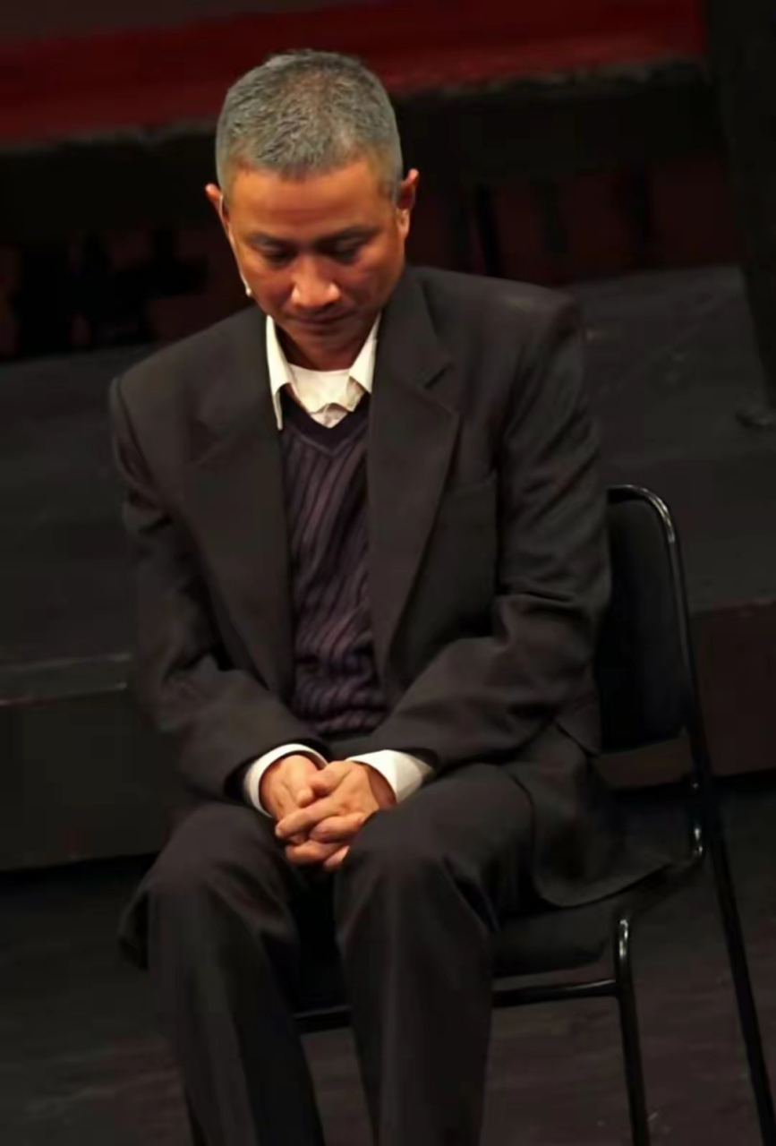 38岁文章近况曝光模样大变,满头白发一脸沧桑,全程低头魂不守舍.