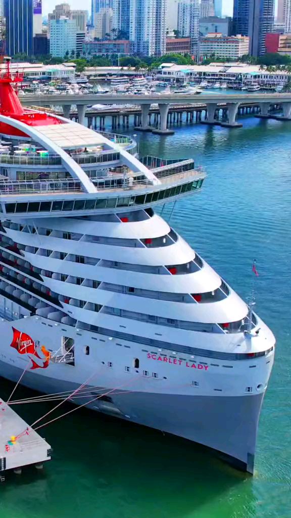 停泊在迈阿密港的维珍猩红女士号