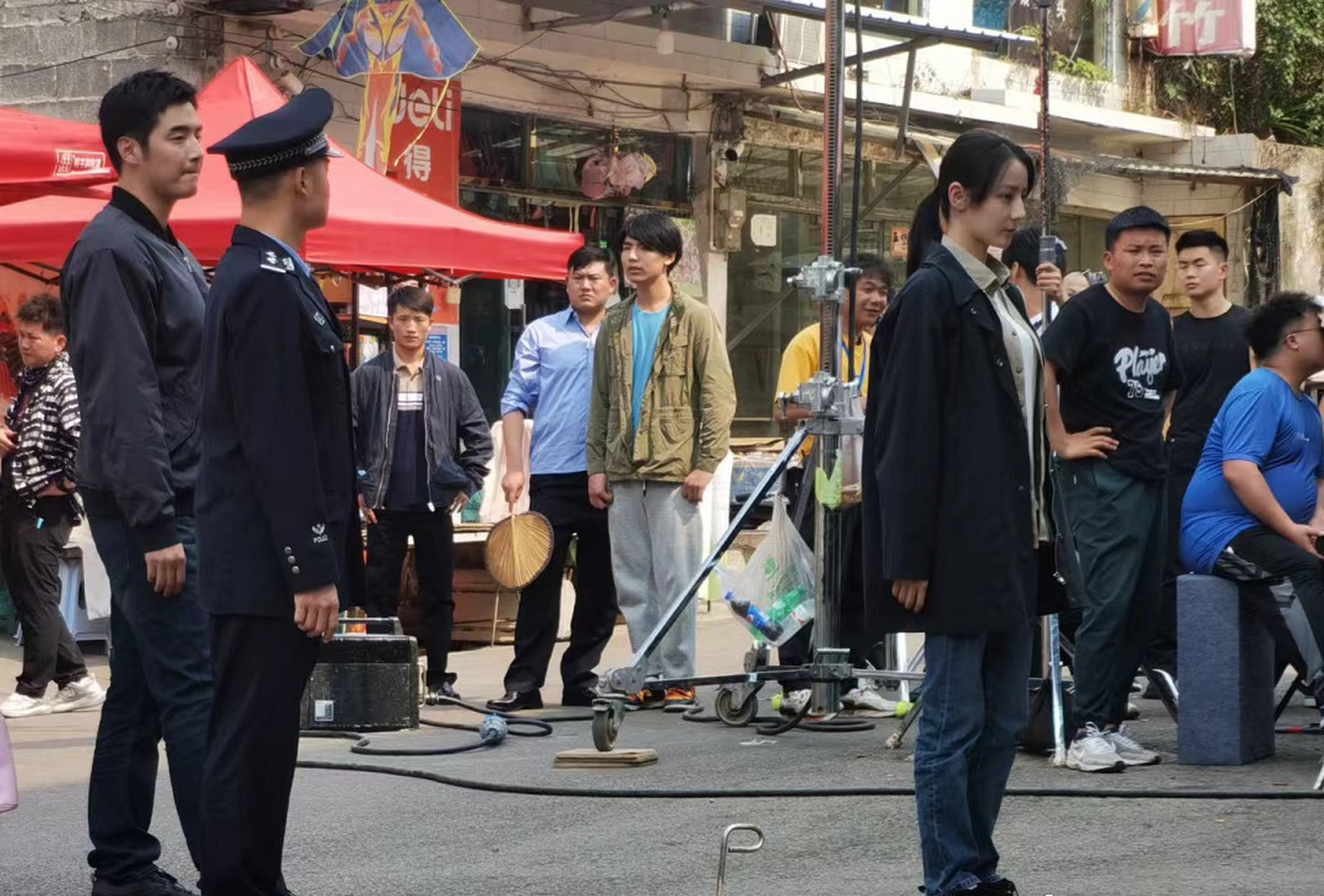 迪丽热巴和金世佳拍戏现场,不知道是什么戏热巴身穿素衣和牛仔裤,扎着