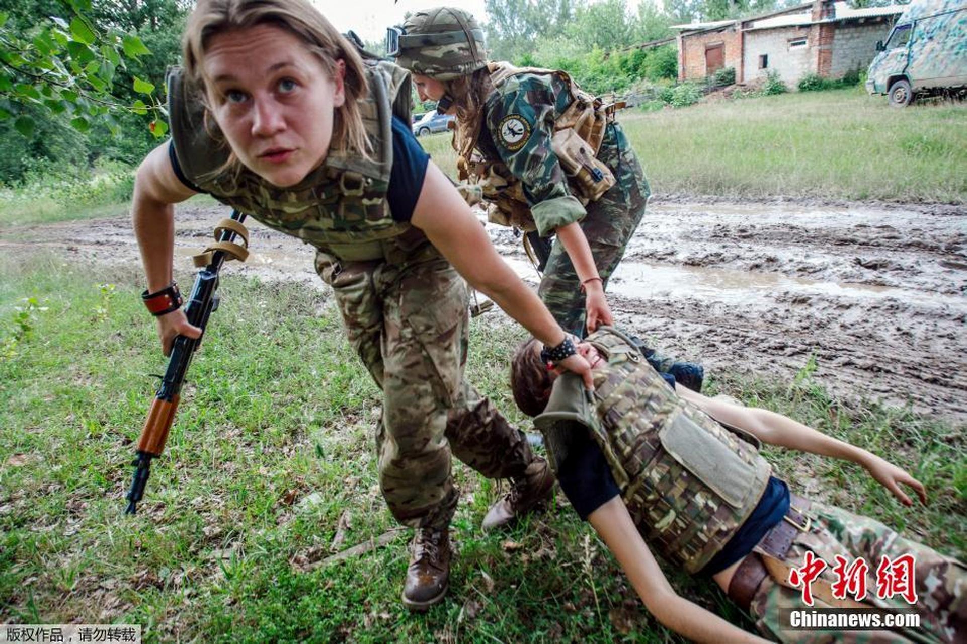 乌克兰女兵真可怜  乌克兰女兵尸体堆积如山,无人问津,场面惨不忍睹