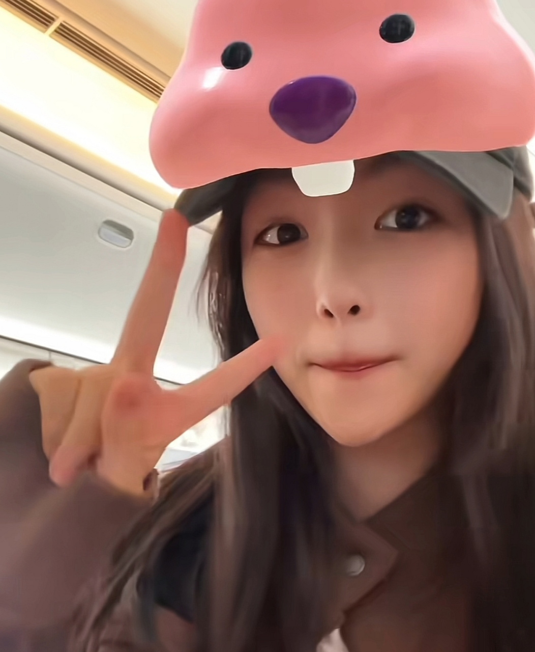 13岁王诗龄返回英国上课,她晒出自拍照甜美十足,虽然开了美颜特效,但