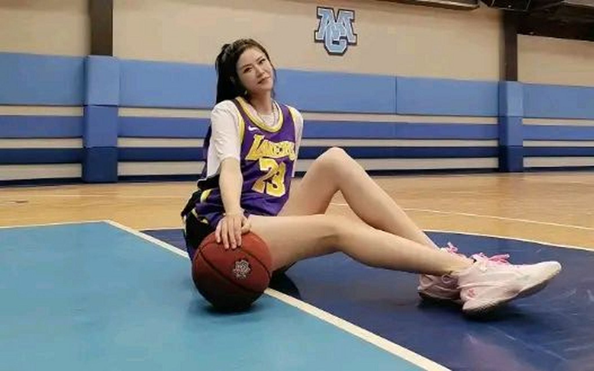 1米95女篮许诺,颜值高被赞女神,退役后当网红,35岁单身!