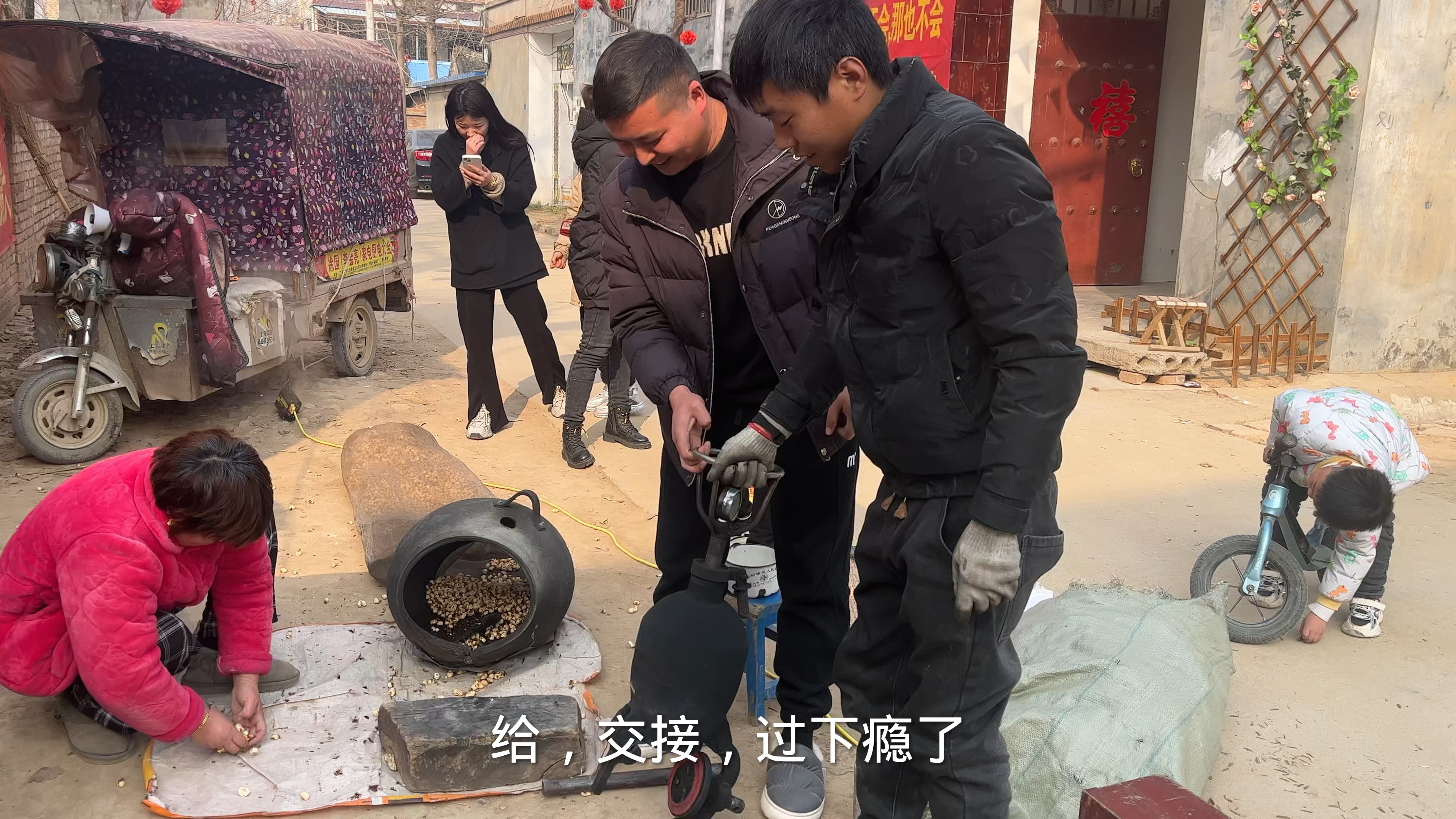 粉丝来丈母娘家门口炸爆米花,阿董尝试蹦了一锅,这手艺还真不赖