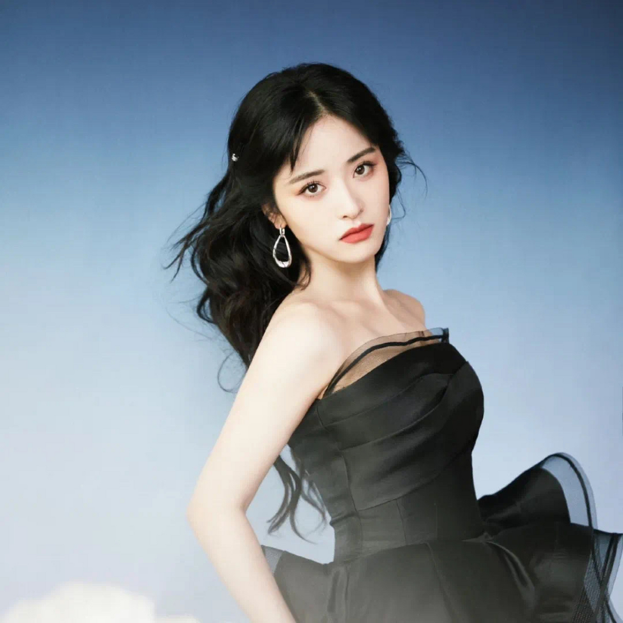 沈月如今要想接洽好资源的确很困难,虽说她已经很努力地对外宣传和