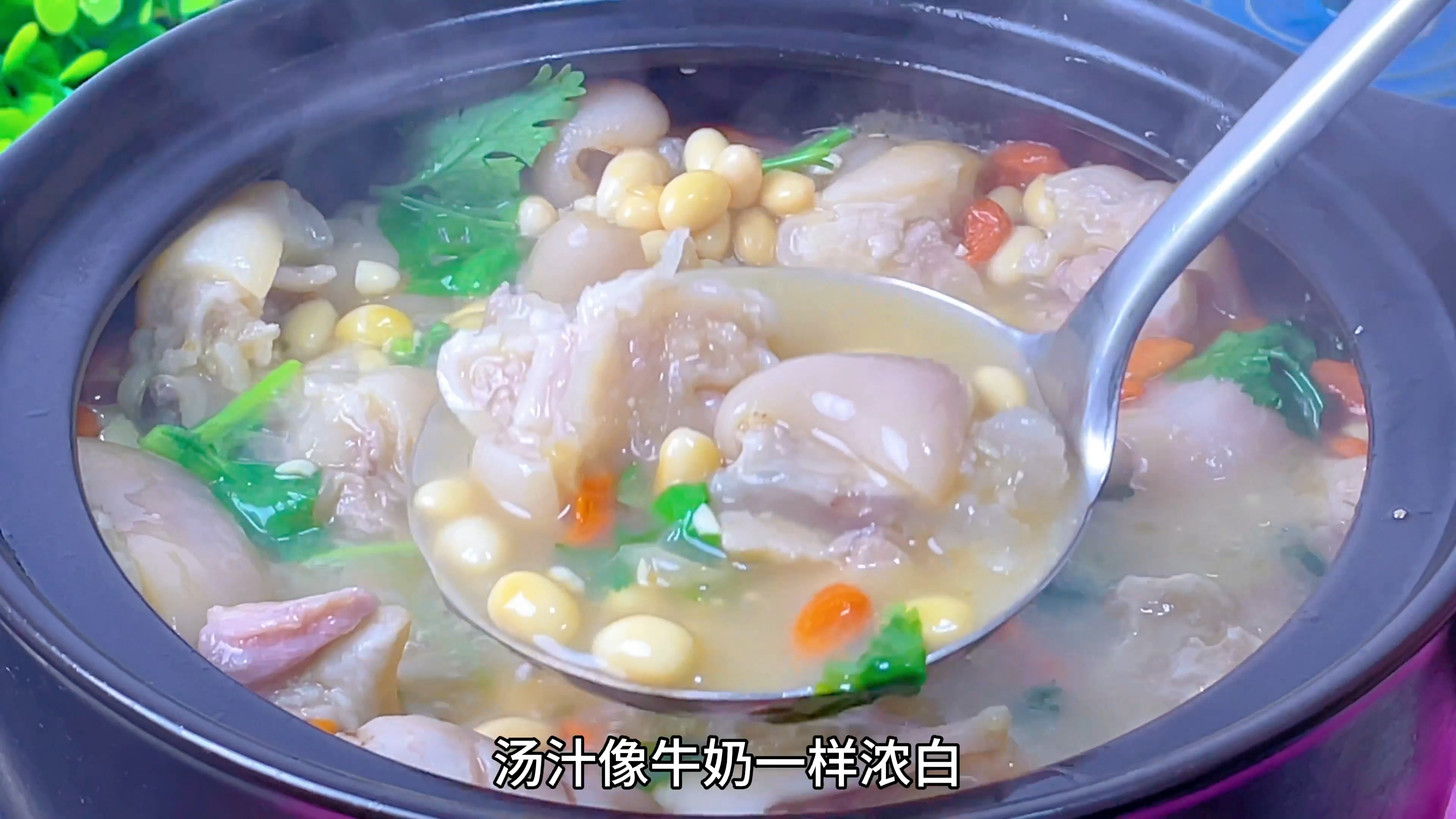 以后炖猪脚多加这一步，炖出来软烂入味，汤汁和牛奶一样浓白～