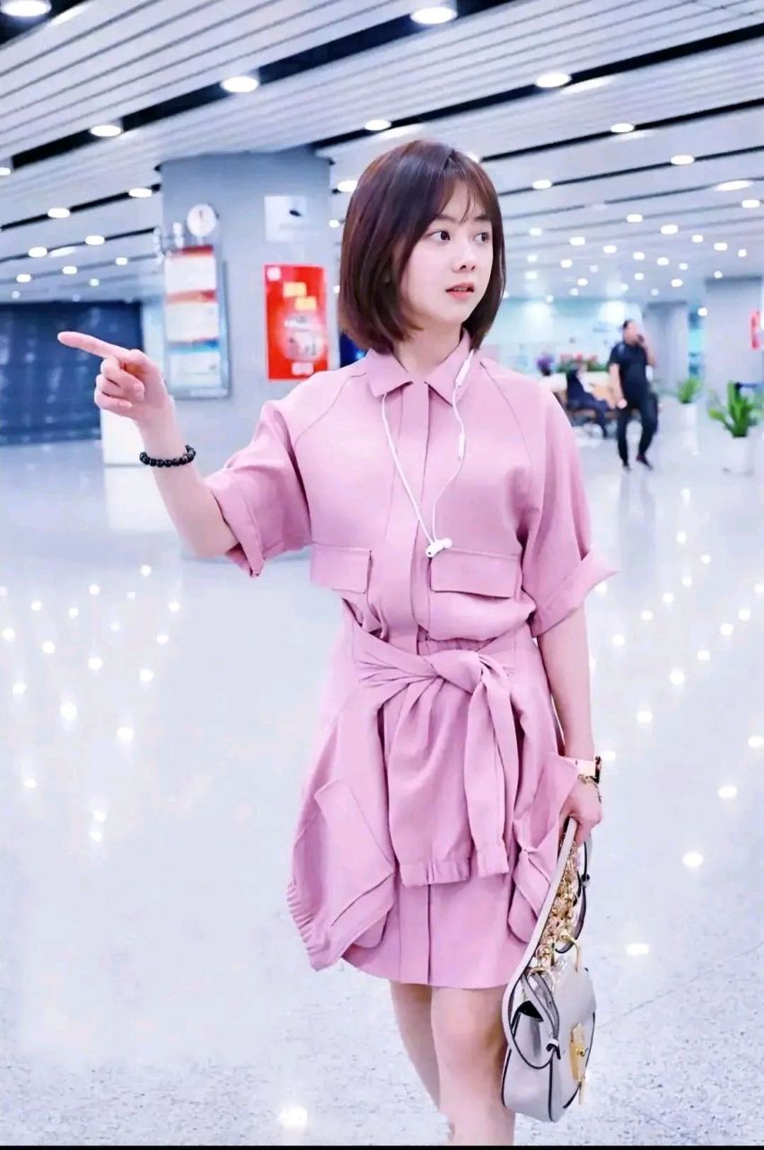 谭松韵[心]身穿粉色连衣裙,脚搭小白鞋,甜美可人,青春靓丽,减龄又时尚