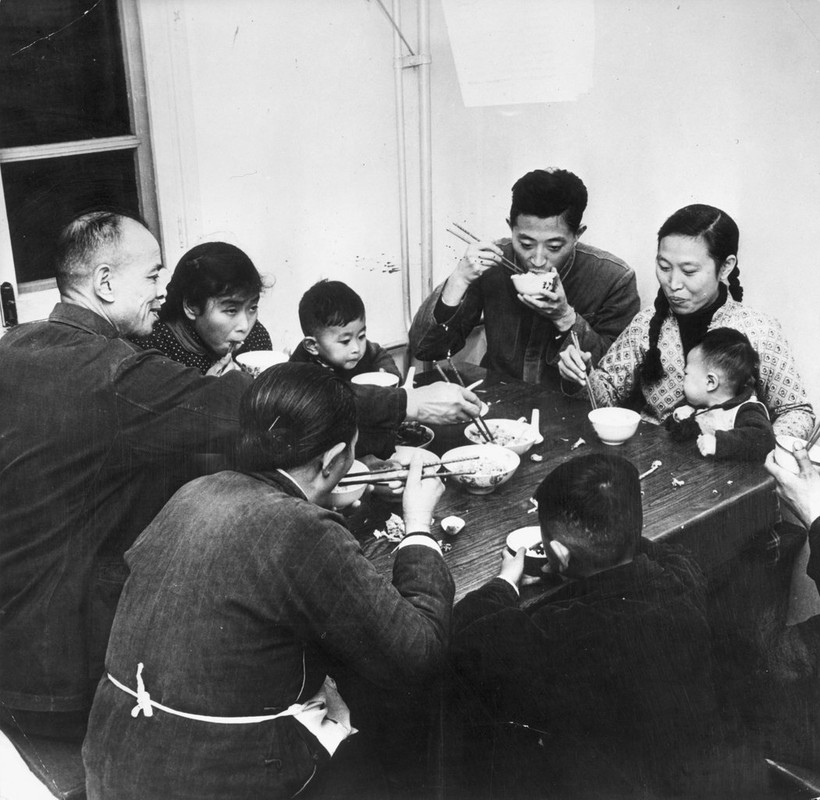 1950年代,中国的一个工薪家庭用筷子吃饭。