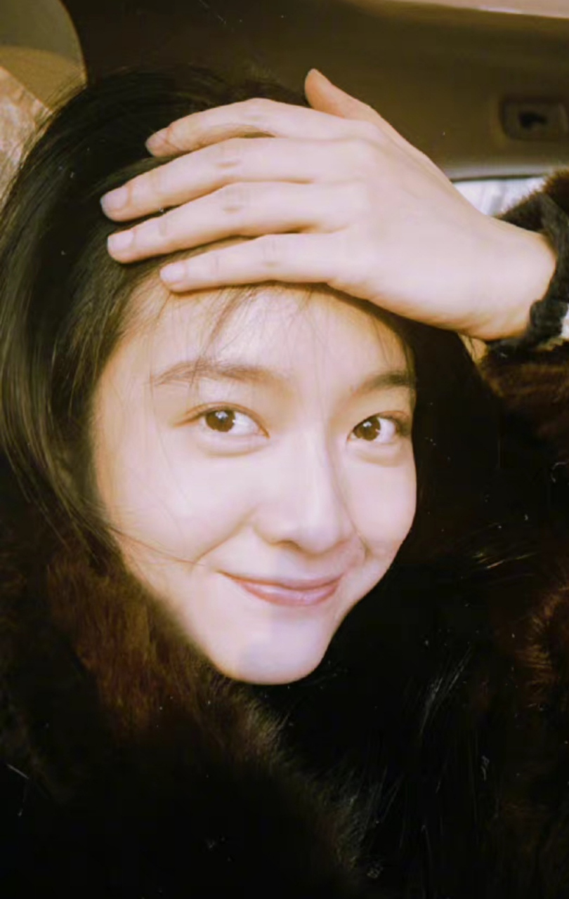 张雪迎晒开工照,带着狗狗坐车解闷,素颜模样依旧少女感十足,眼神还是