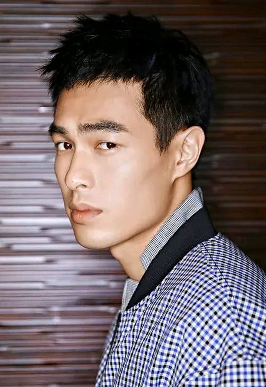 杨祐宁 杨祐宁为人谦虚低调;阳光帅气的外表,健美的身材型男外形兼