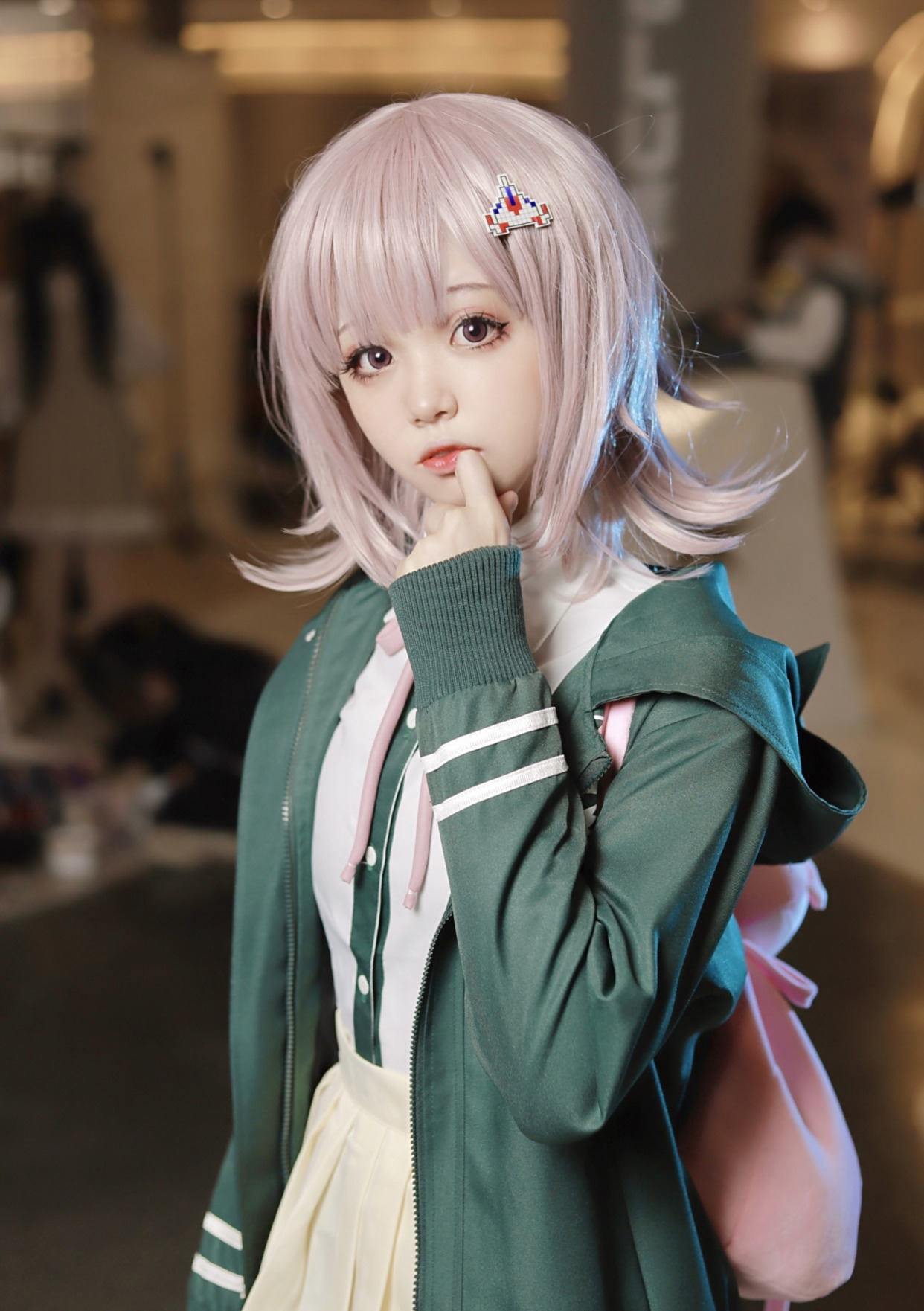 背上粉色小包的七海千秋,被coser小姐姐的可爱治愈了