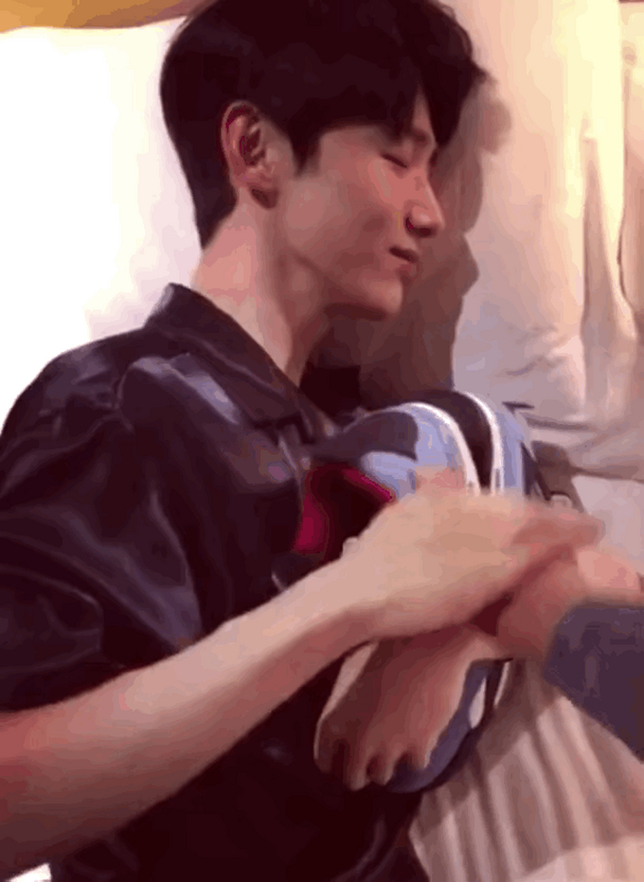 爱鞋如命的白敬亭,家里的限量版珍藏版好多.