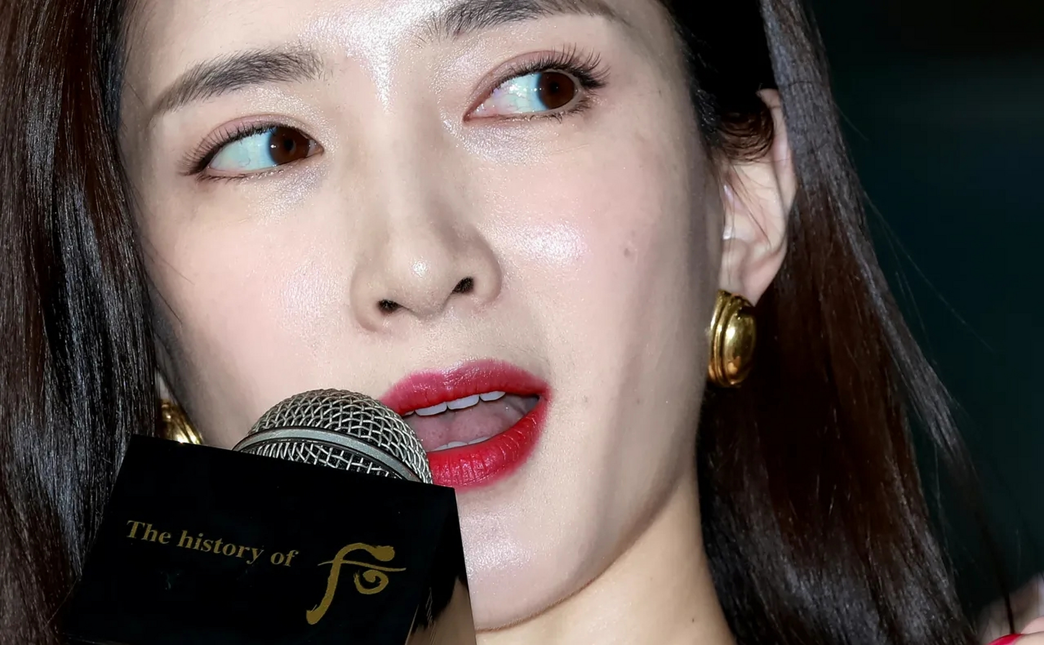 江疏影  这是江疏影海南参加某品牌活动的生图  她的皮肤还是挺扛打的