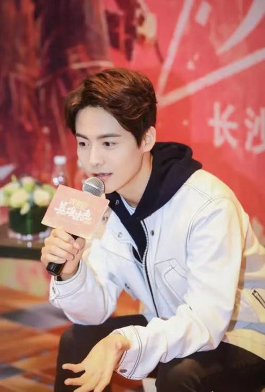 王俊凯现在没有确定的戏要拍,一直在选本子,他还是很挑剔的.