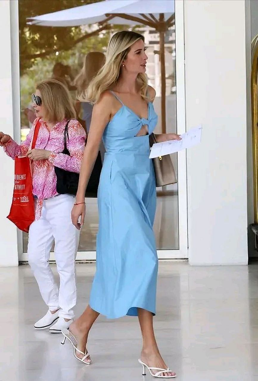 身穿蓝色连衣裙的伊万卡,身材凹凸有致前凸后翘,出席会议,完全看不出