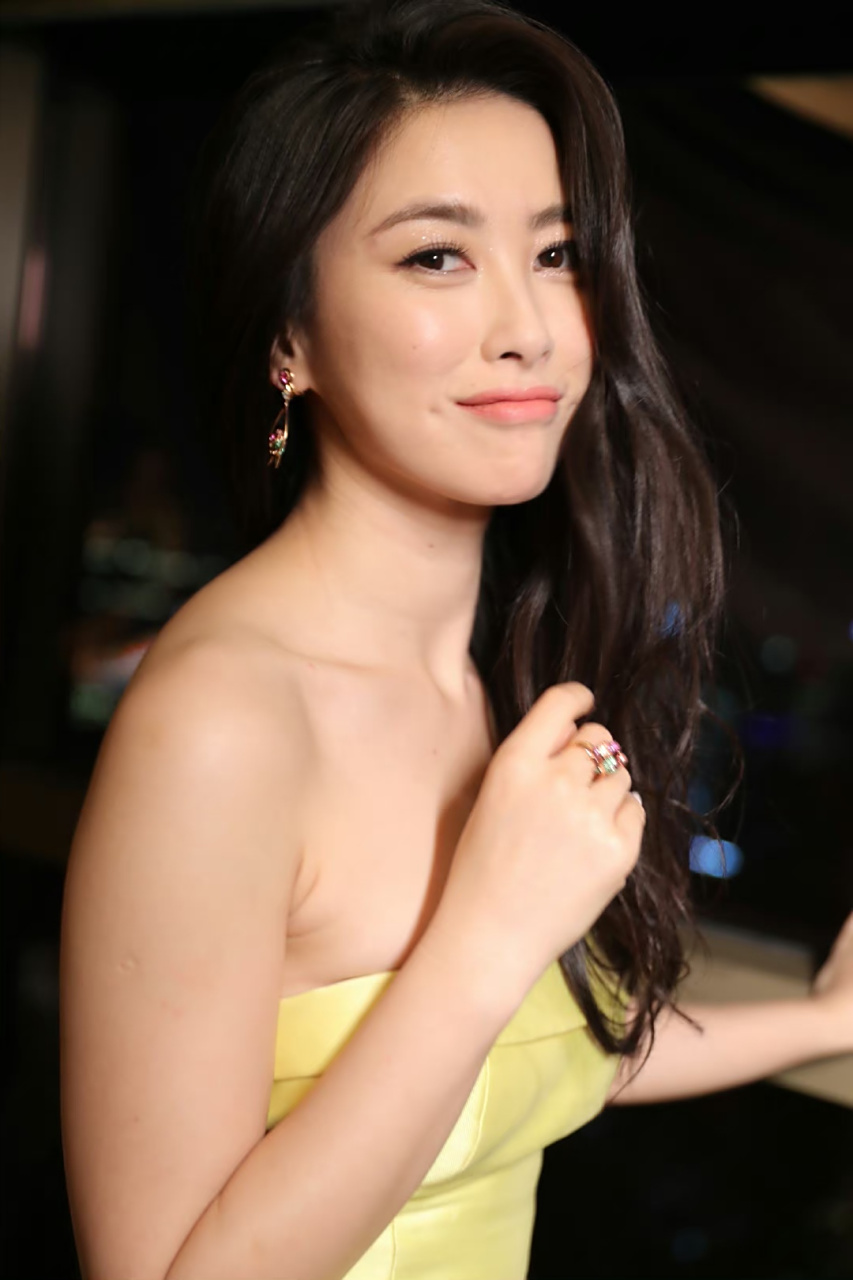 朱珠# 一袭黄色抹胸礼裙,肤白貌美的容颜,丰满傲人的事业线,窈窕曼妙