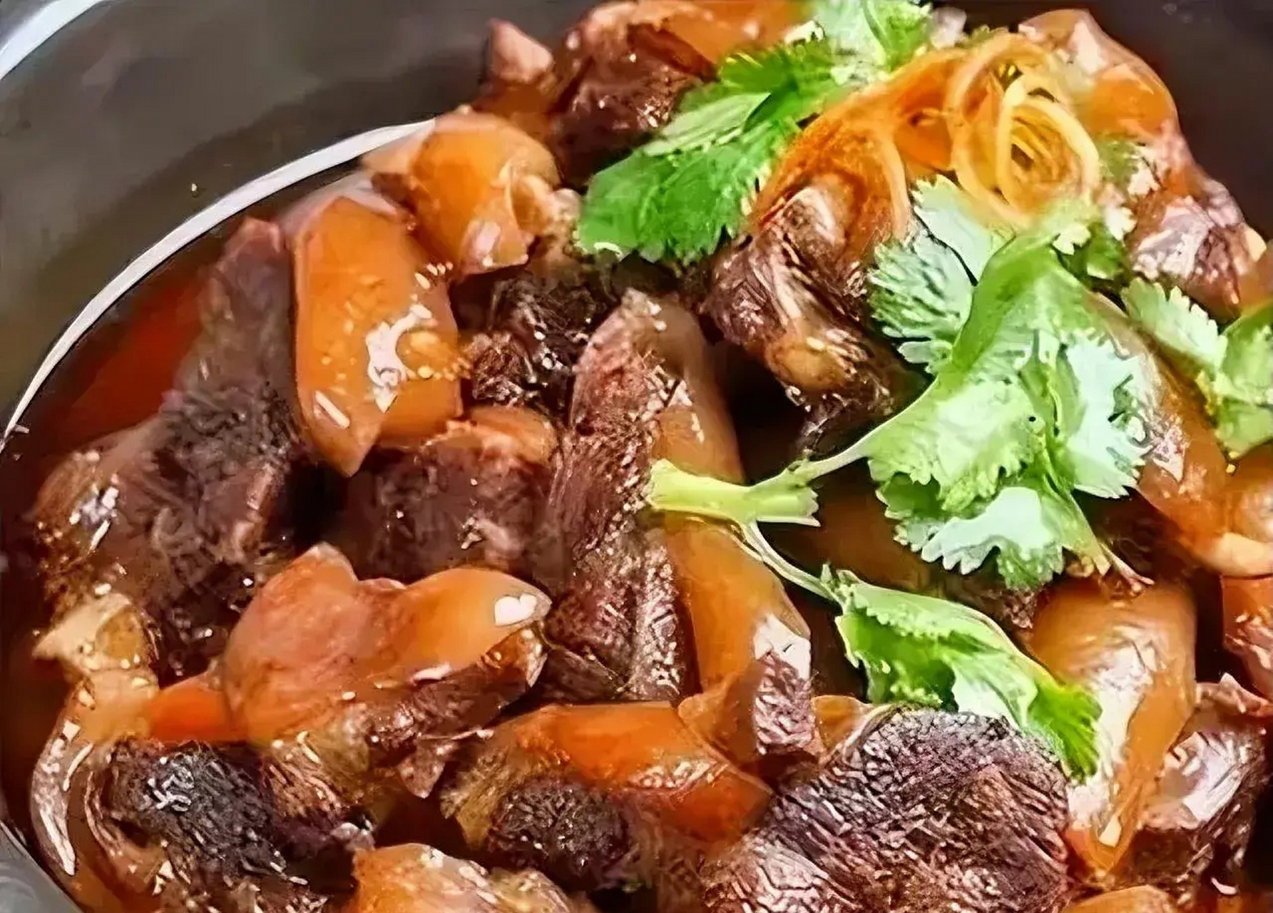 今天夏至,放在以前,玉林所谓的荔枝狗肉节早就在网上炒得异常热闹