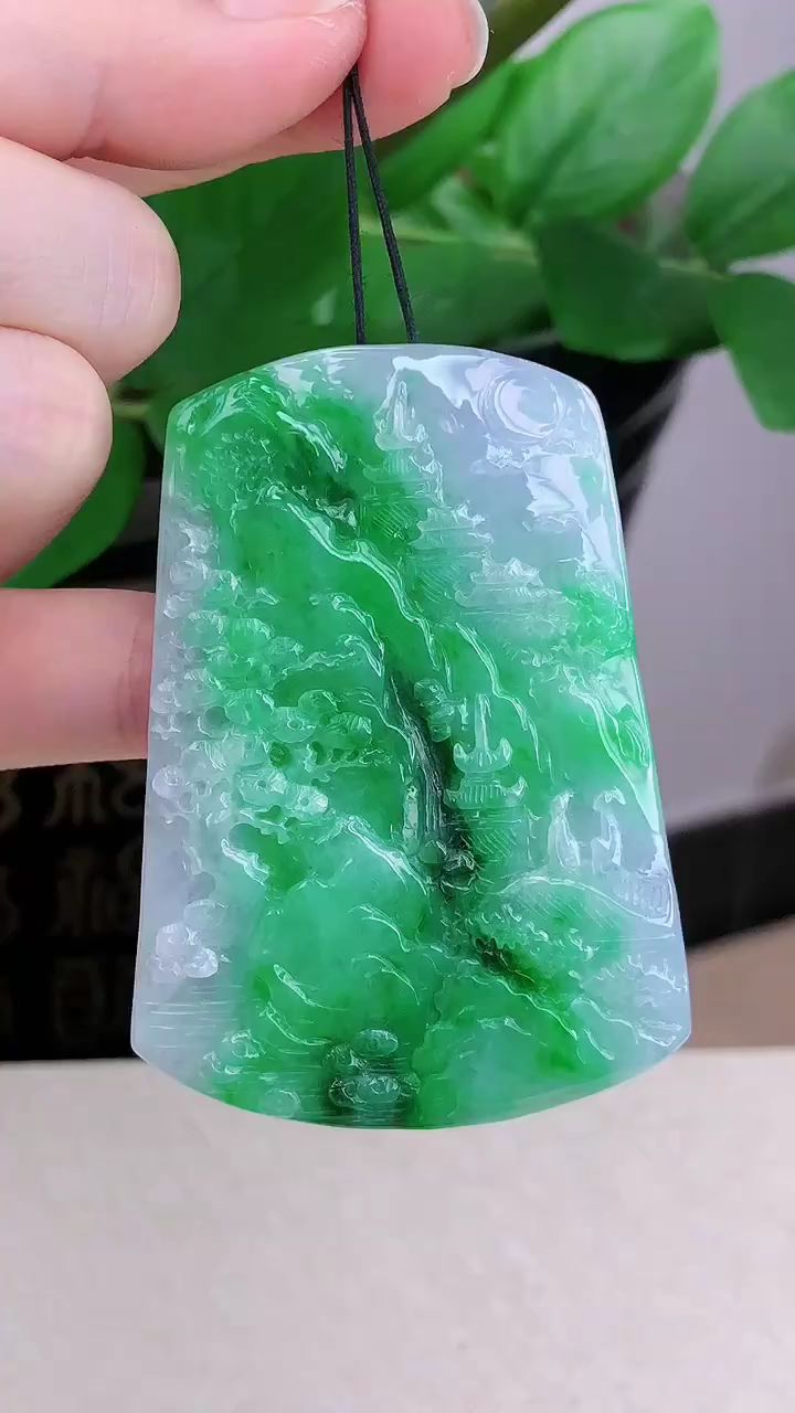 缅甸天然翡翠,老坑好种起胶春带彩山水意境牌吊坠,工艺精湛-度小视