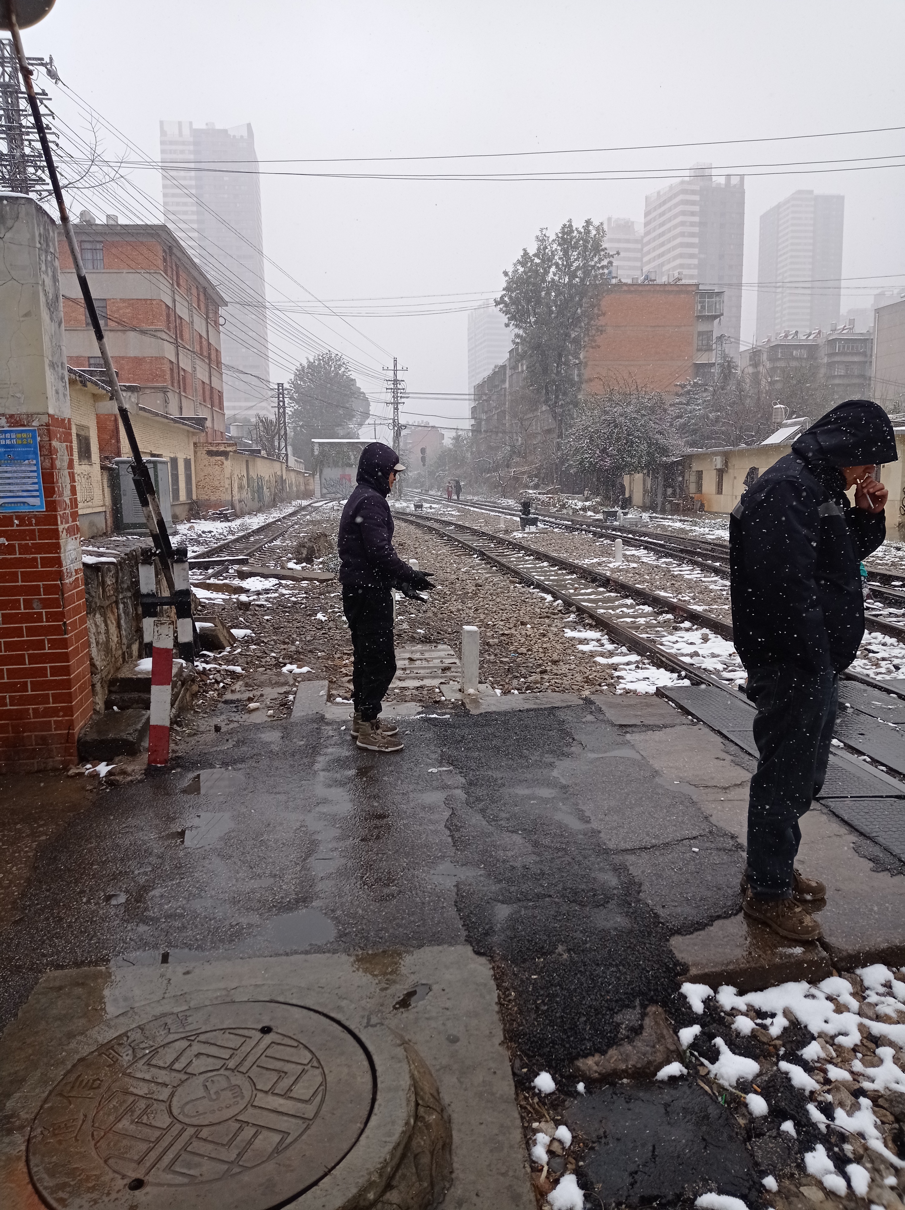 昆明下雪啦雪景美如画少见多怪的昆明人疯狂了
