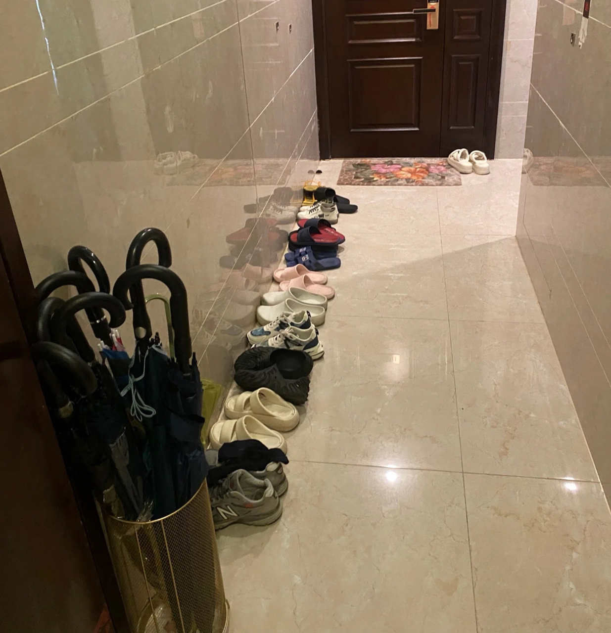 有这些自私的邻居怎么办01  邻居说鞋子太多 不放进自己屋子堵塞