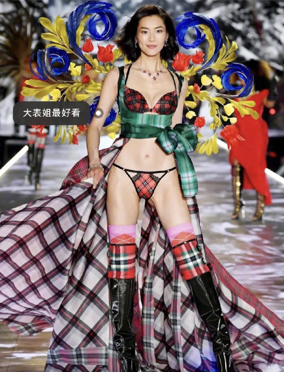 刘雯不愧是超模,多次参加维密走秀,而且什么风格的衣服都能完美的驾驭