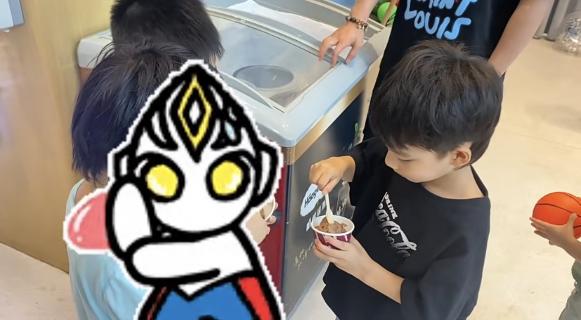 组图：黄晓明亲子餐厅带娃被偶遇 网友称赞小海绵“又帅又礼貌”