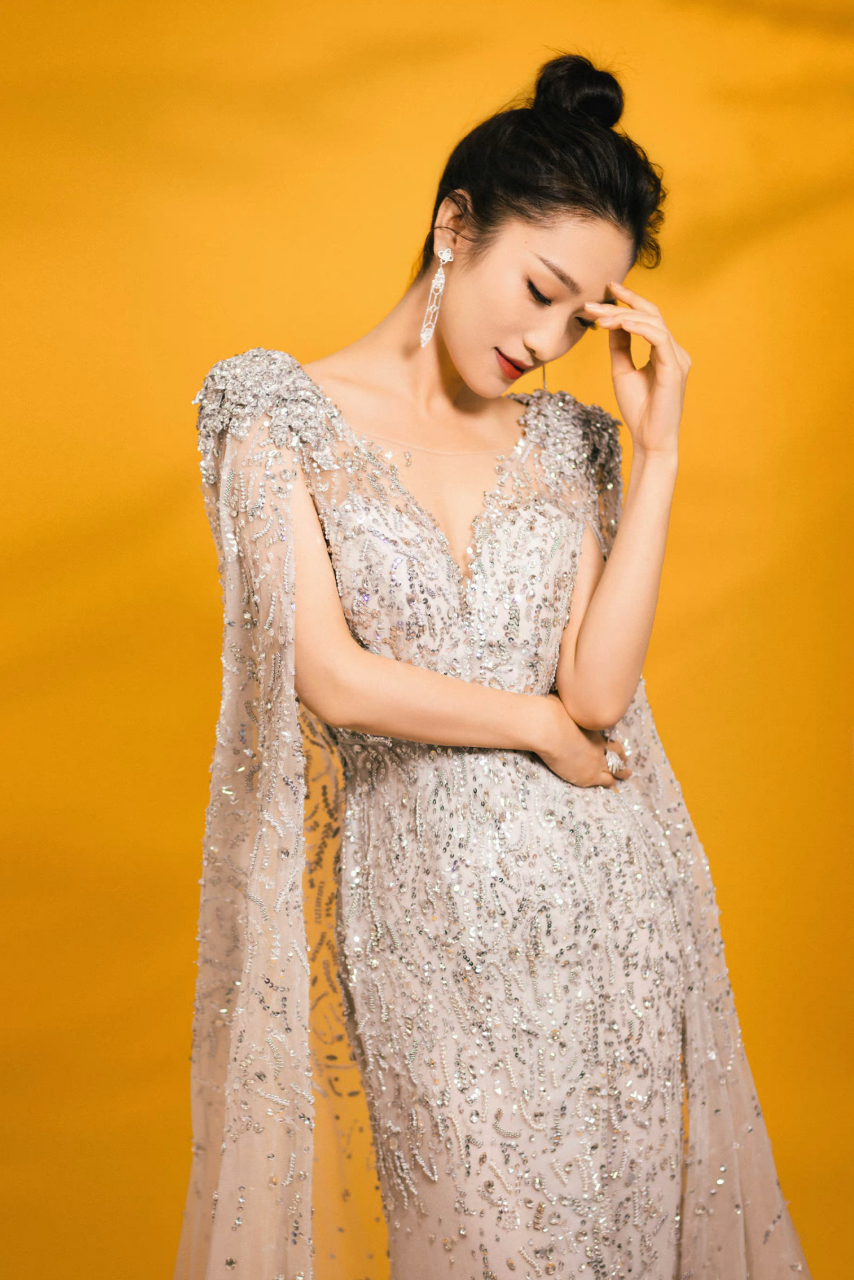 董卿接班人蓝羽,天生一张央视练