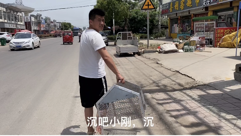 姐弟俩去赶集买鸡笼子,40块钱给两只小鸡买纯手工的,你感觉值吗