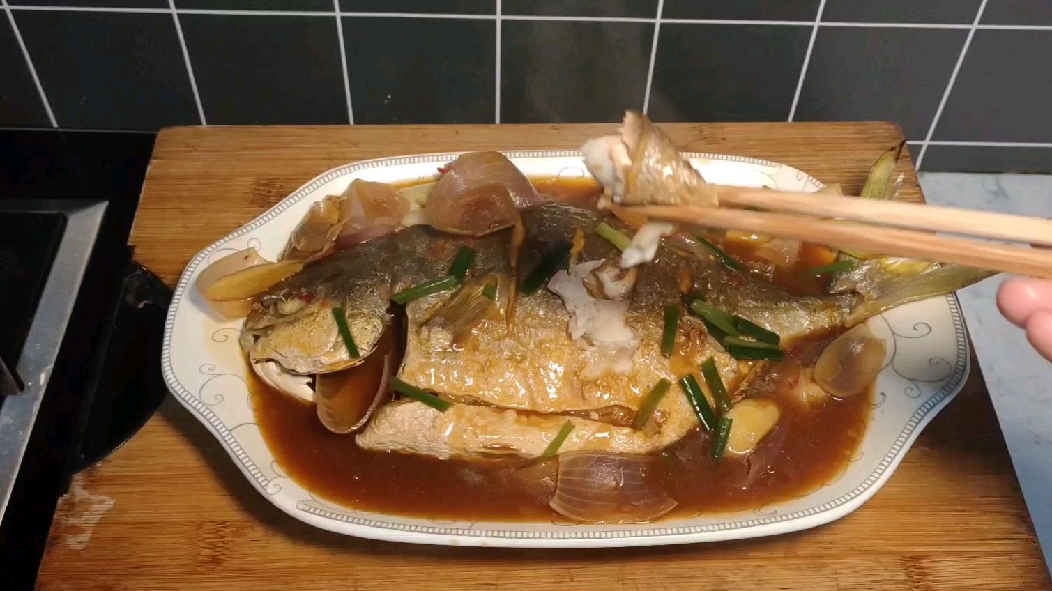 下班路上买了条白鲳鱼,准备拿来红烧,想想就美味