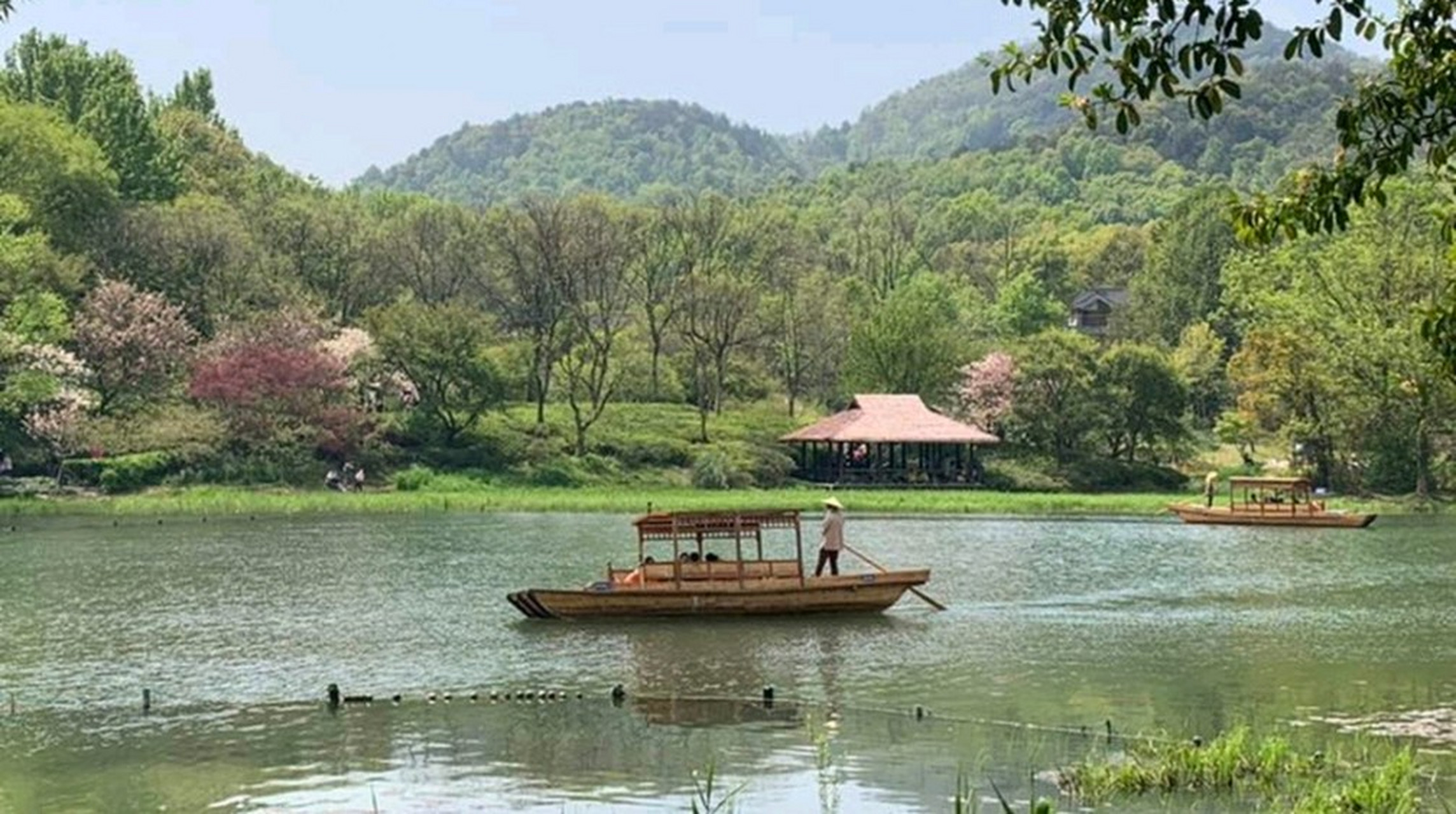 乌龟潭景区是杭州西湖风景名胜区的一颗璀璨明珠,位于杨公堤以西,是一