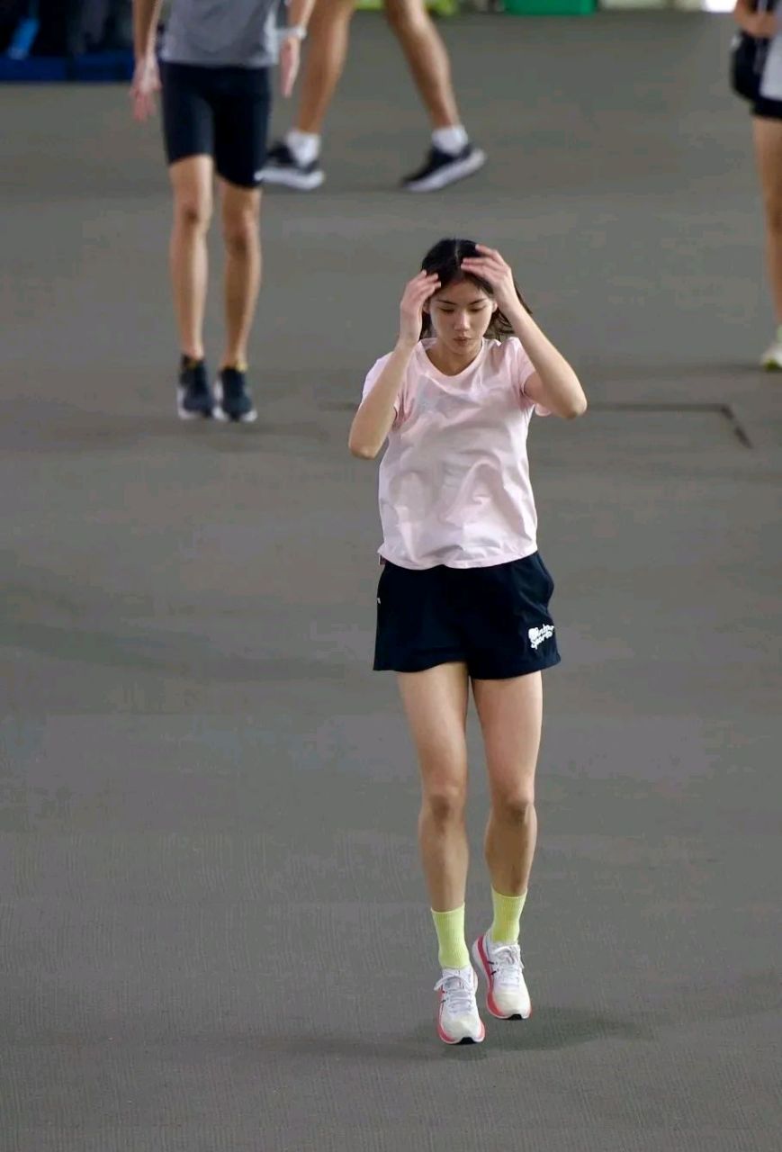 最美田径女神  她真的情商好高 拍照的时候把腿拉开显得男生也不矮.