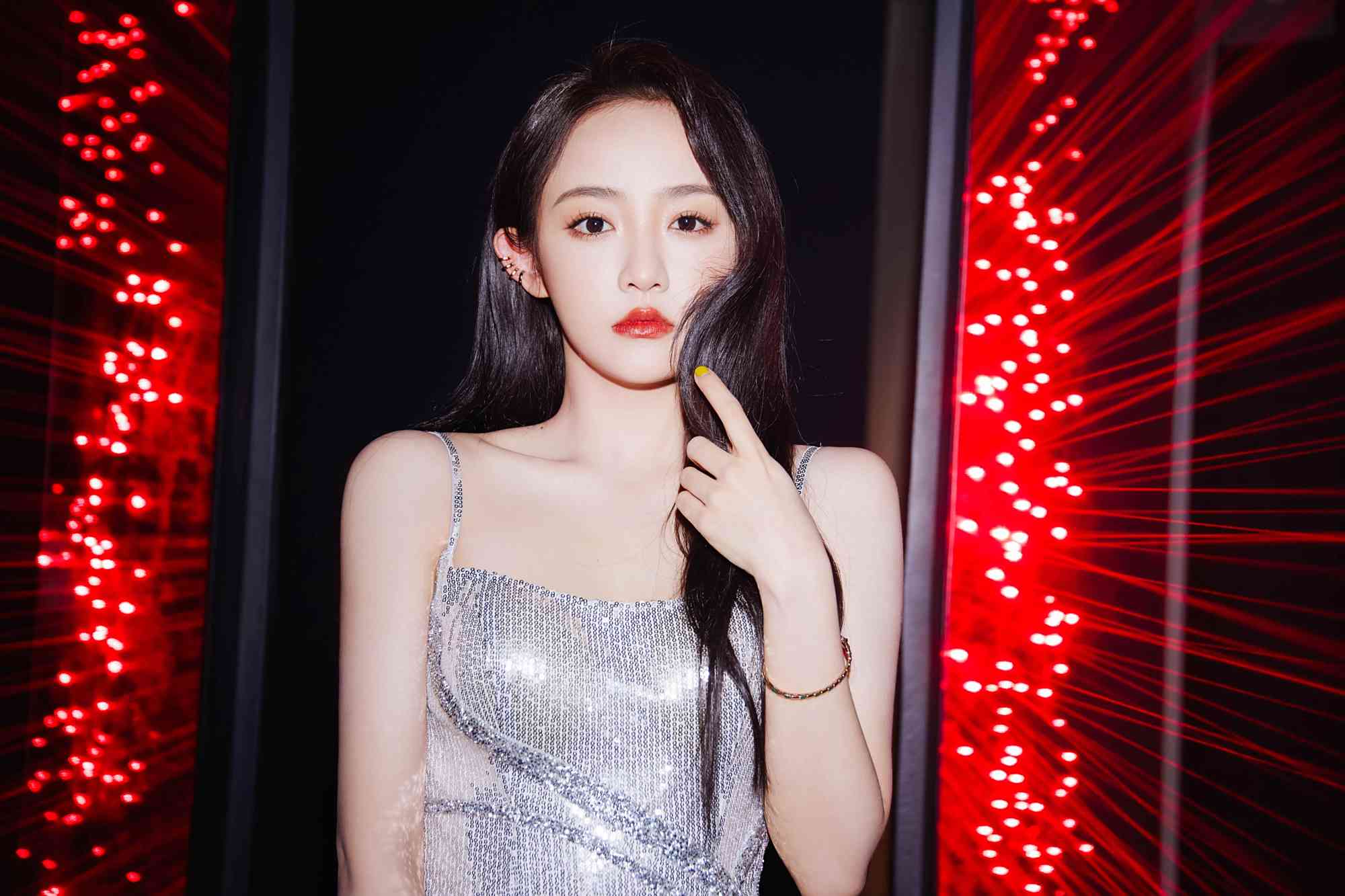 吴佳怡出席活动,一袭银色亮片开叉礼裙,端庄优雅,美丽迷人