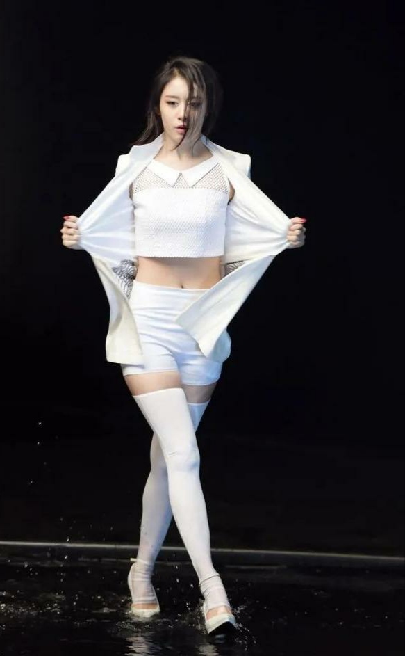 韩国美女朴智妍青春靓丽,性感妖娆,明艳动人