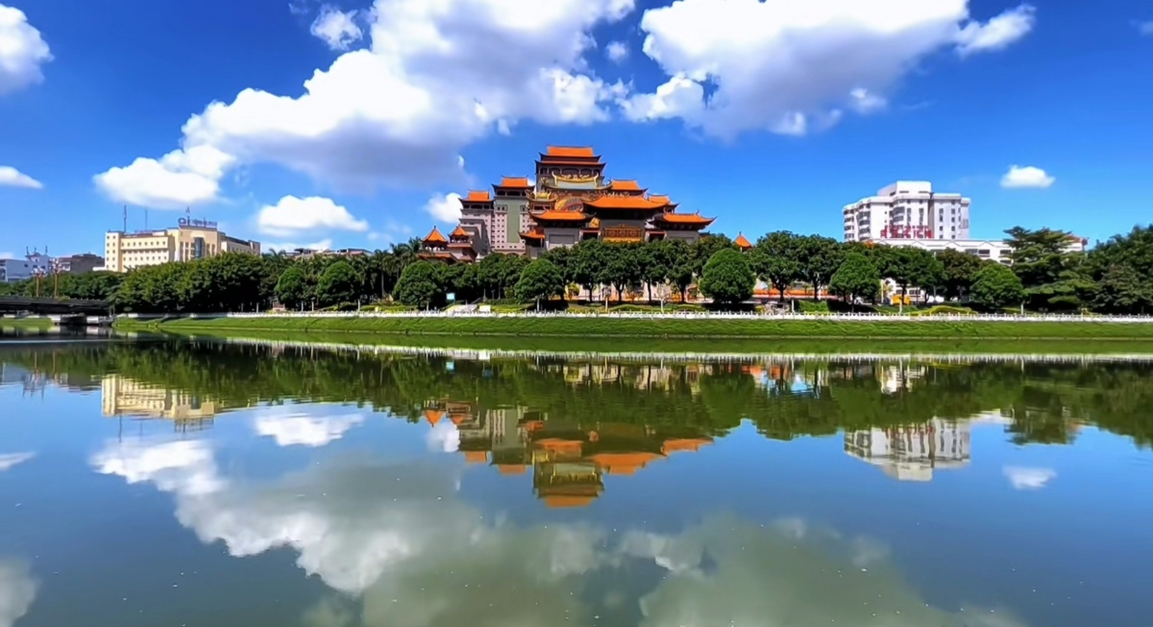玉林云天宫,可以与布达拉宫相媲美,人称玉林的布达拉宫那[鲜花][鲜花]