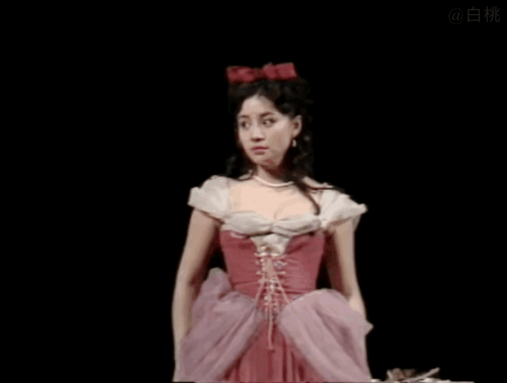 照片中的宋丹丹身穿公主裙,头戴红色大蝴蝶结,像个小公主一样优雅