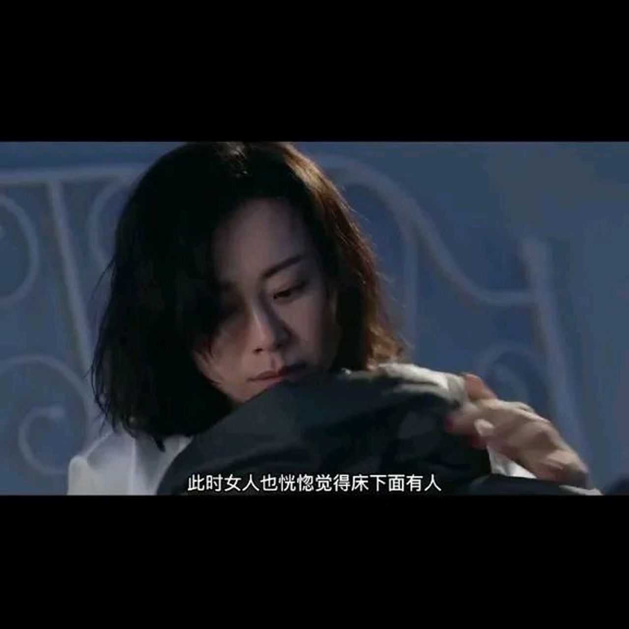 这个女人突然脱下衣服,随后又褪下性感的皮裤,准备去浴室洗澡.